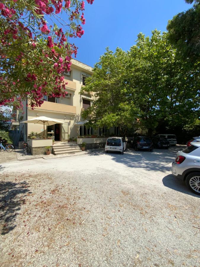 Hotel Naviglio مارينا دي بييتراسانْت المظهر الخارجي الصورة